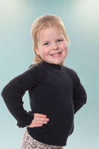 Blauwe muur met spots schoolfoto achtergrond halfportret