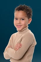 Donker blauwe schoolfoto achtergrond halfportret