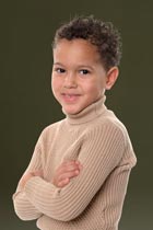 Donker groene schoolfoto achtergrond halfportret