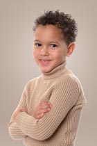 Licht beige achtergrond halfportret