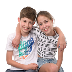 Broer en zus schoolfoto met de armen om elkaar