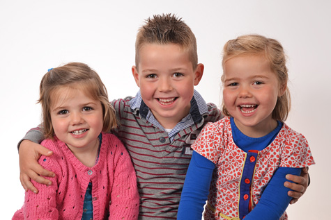 familiefoto van de schoolfotograaf: broertjes en zusjes samen op de foto