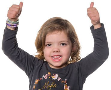 schoolfoto meisje 2 duimen omhoog, goed geregeld!