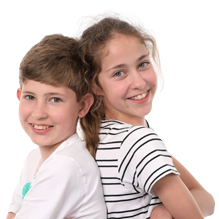Schoolfoto broer en zus met de ruggen tegen elkaar