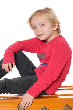 Jongen met rood shirt halfportret ofwel tot de middel