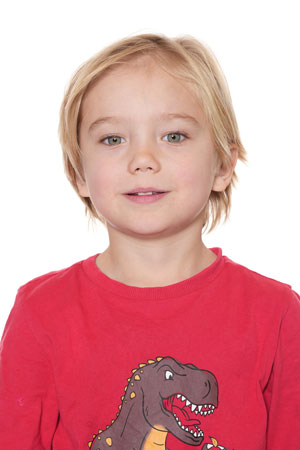 Jongen met rood shirt, klasieke portretfoto tot de schouders