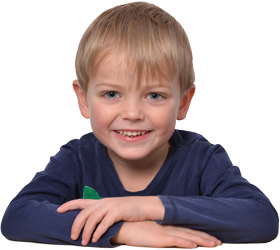 Schoolfoto van een jongen die voorover leunt