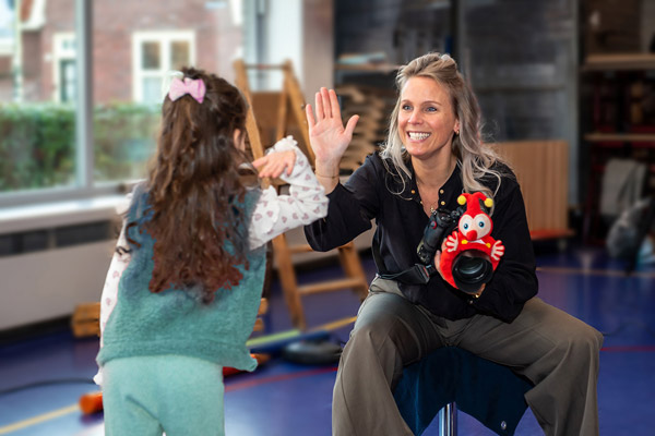 High-five schoolfoto studio in de school
