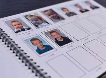 Voorbeeld schoolfotoboek, pagina met portretfoto's op volgorde 