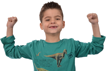 Basisschool jongen aan het juichen bij het schoolfotoclub team.