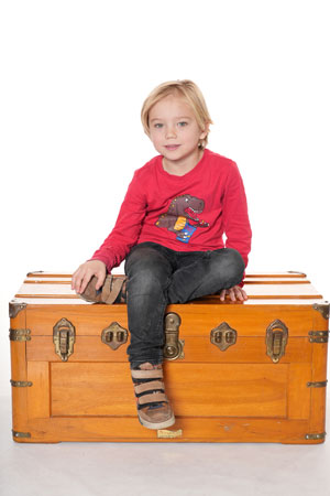 Jongen met rood shirt, volportret van top tot teen