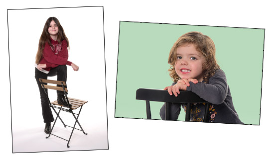 meisje met voet op stoel en meisje op stoel met groene achtergrond
