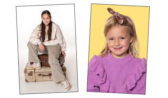 meisje zittend op 2 koffers en portretfoto met gele achtergrond