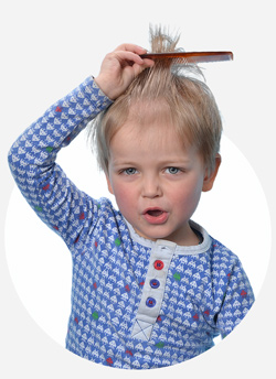 Jongen met kam in haar bij info over haar en creme in schoolfotografie
